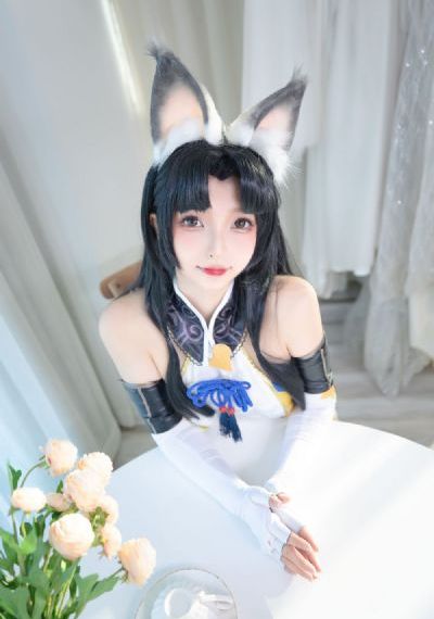 丰满的秘书年轻胸大的秘书